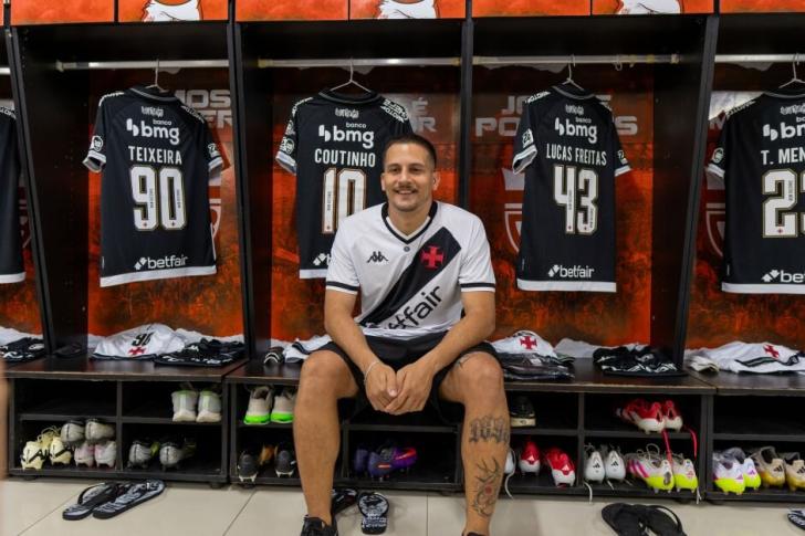 Betfera do Mês: jogadores do Vasco e Betfair realizam sonho de artista plástico vascaíno